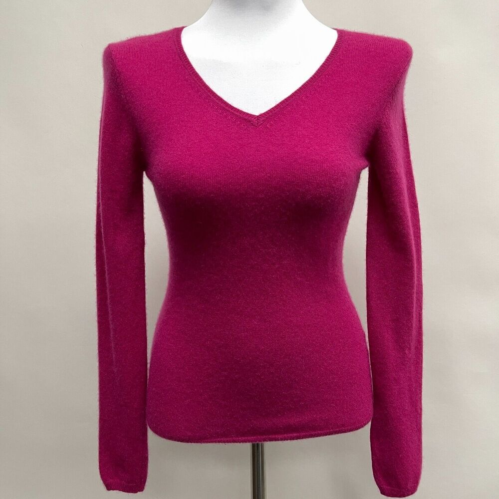 Qi Sweater Women's Small Fuchsia 100% Cashmere‎ V-Neck Long Sleeve